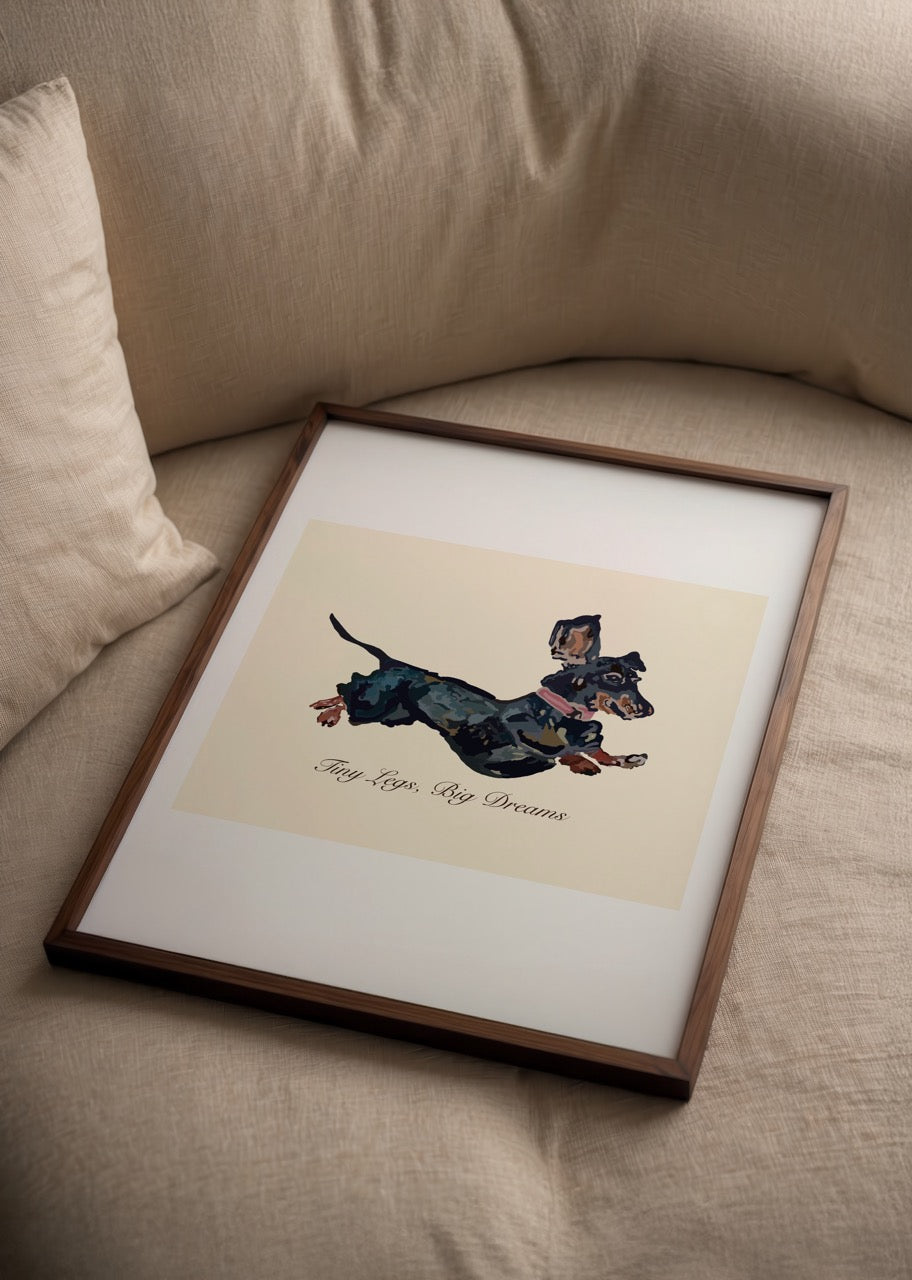 “Tiny Legs Big Dreams” yazılı, koşan dachshund illüstrasyon posteri.