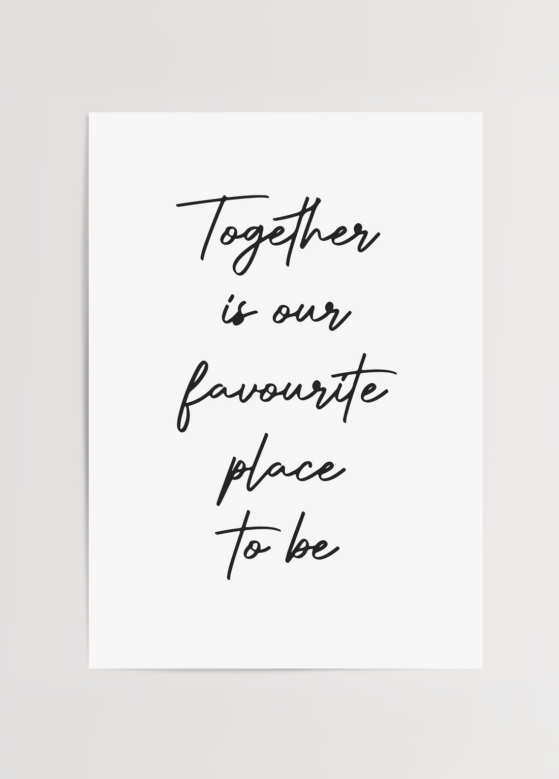 “Together is our favourite place to be” yazılı, siyah el yazısı fontuyla tasarlanmış minimalist tipografi poster
