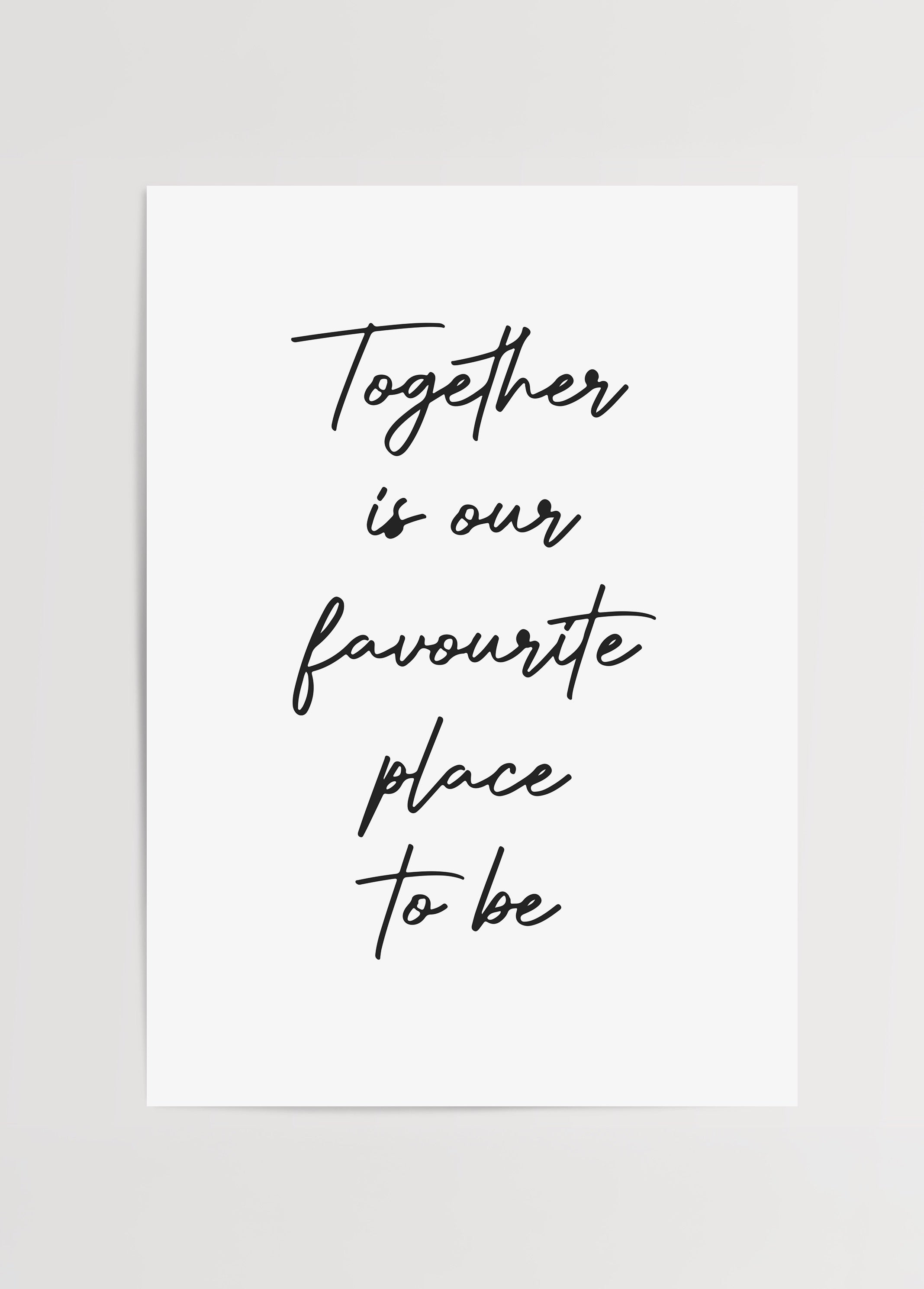 “Together is our favourite place to be” yazılı, siyah el yazısı fontuyla tasarlanmış minimalist tipografi poster