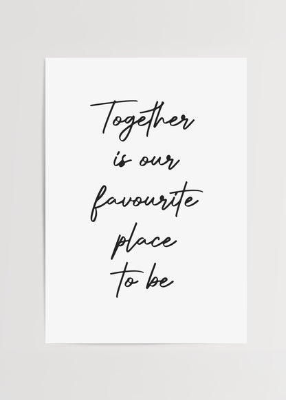 “Together is our favourite place to be” yazılı, siyah el yazısı fontuyla tasarlanmış minimalist tipografi poster