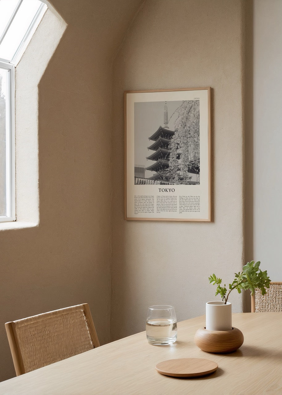 Tokyo’da geleneksel Japon tapınağı ve sakura çiçekleriyle siyah beyaz şehir posteri