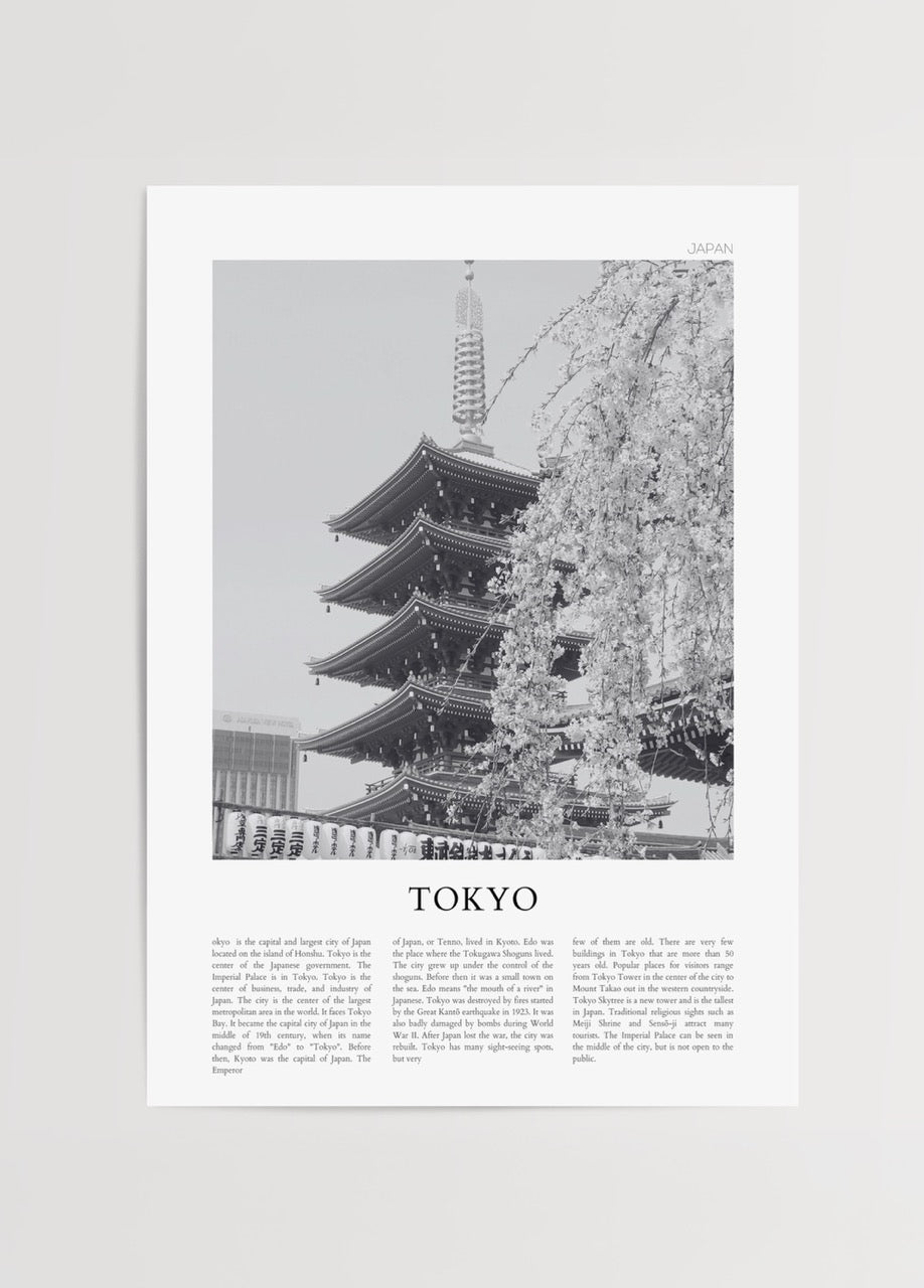 Tokyo’da geleneksel Japon tapınağı ve sakura çiçekleriyle siyah beyaz şehir posteri