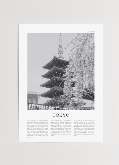Tokyo’da geleneksel Japon tapınağı ve sakura çiçekleriyle siyah beyaz şehir posteri
