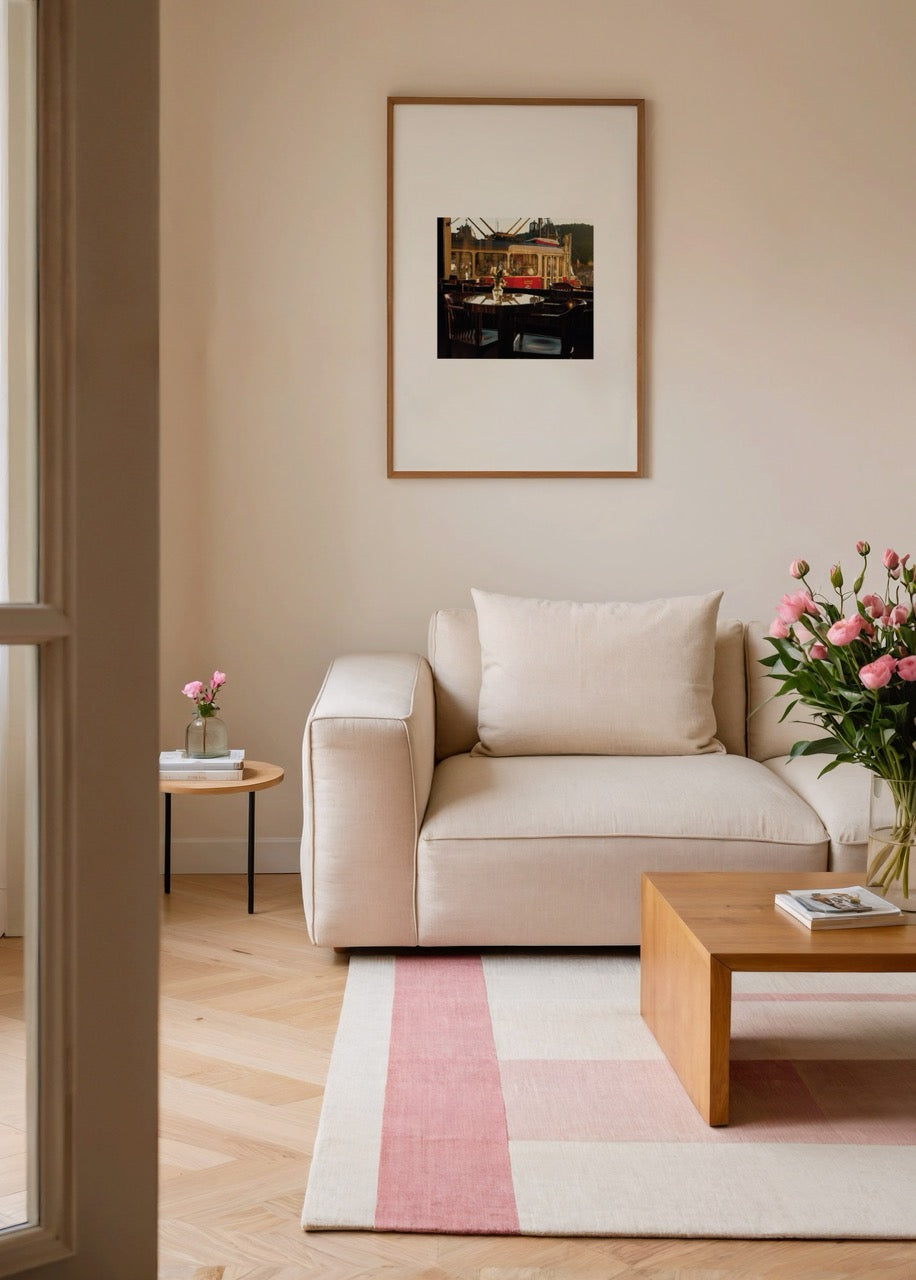 Merve Kurt imzalı Tramvay, ahşap masa ve sandalyeli bir kafenin penceresinden görünen kırmızı tramvayı ve sıcak gün ışığını gösteren şehir fotoğraf posteri.