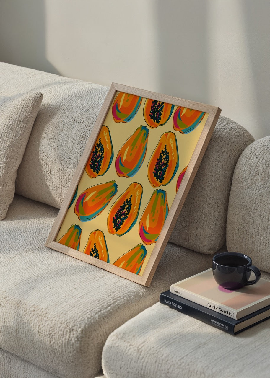 Sarı arka plan üzerine renkli papaya desenleriyle dolu tropikal tarz modern poster