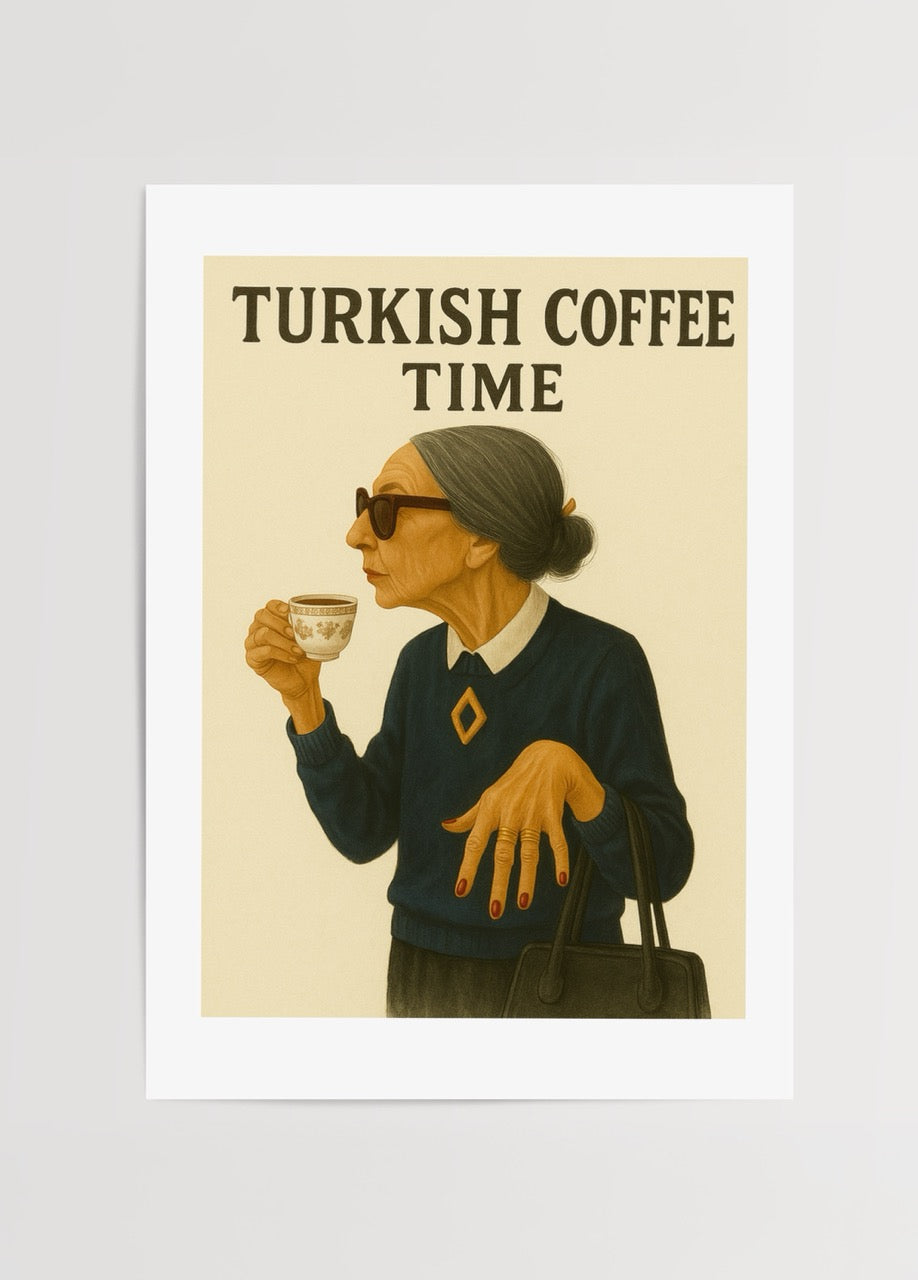 Türk kahvesi yudumlayan zarif kadın figürünü gösteren retro illüstrasyon posteri.