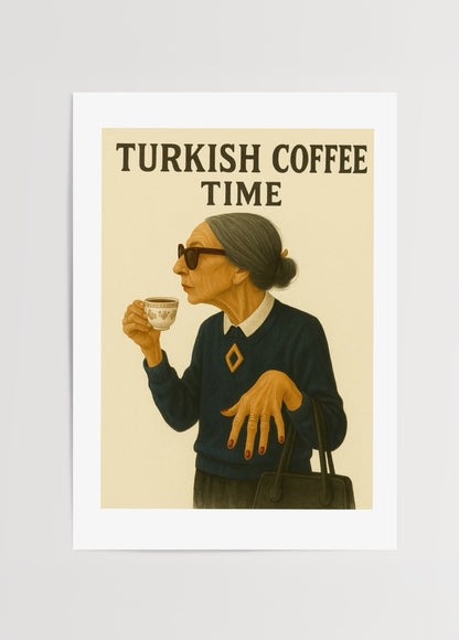 Türk kahvesi yudumlayan zarif kadın figürünü gösteren retro illüstrasyon posteri.