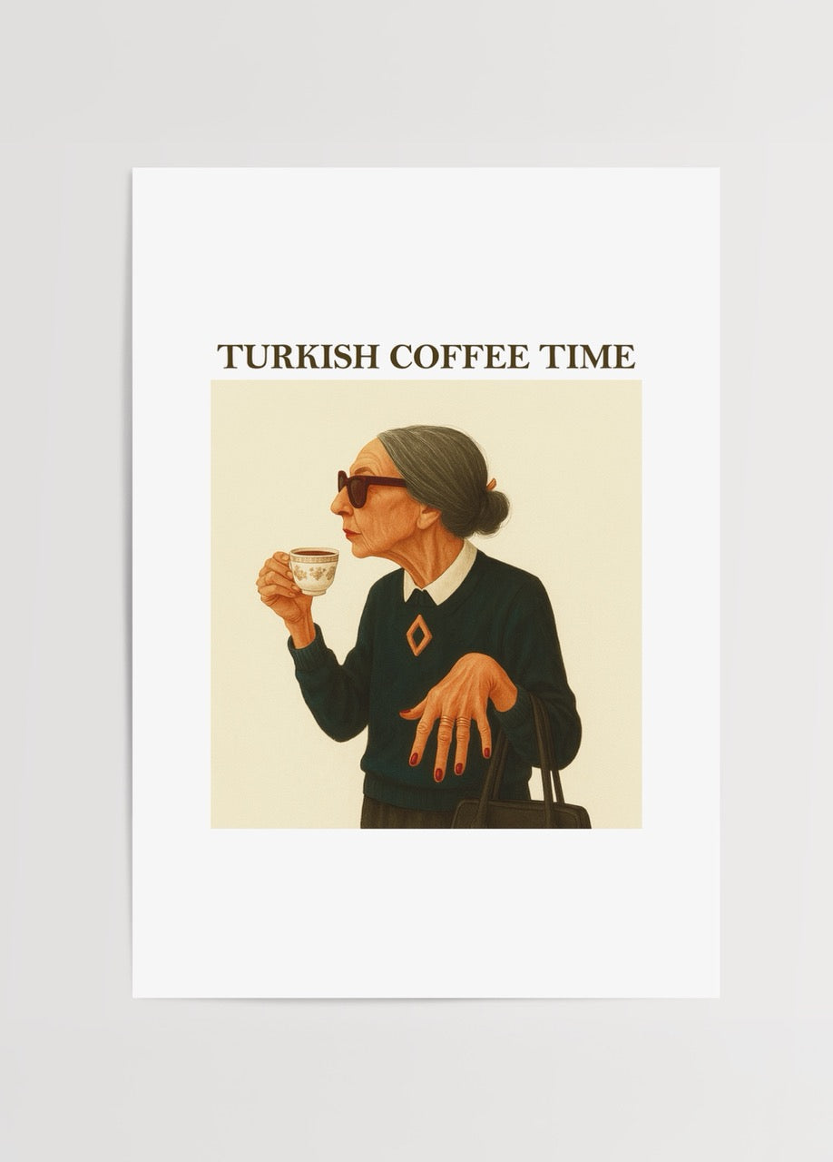 Türk kahvesi yudumlayan zarif kadın figürünü gösteren retro illüstrasyon posteri.