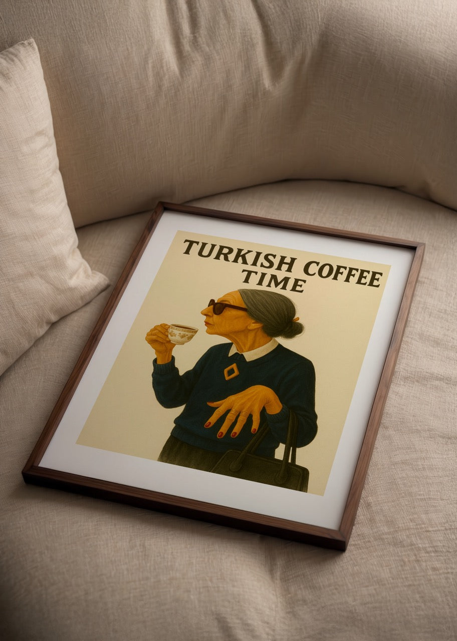 Türk kahvesi yudumlayan zarif kadın figürünü gösteren retro illüstrasyon posteri.