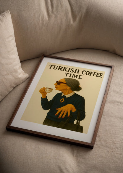 Türk kahvesi yudumlayan zarif kadın figürünü gösteren retro illüstrasyon posteri.