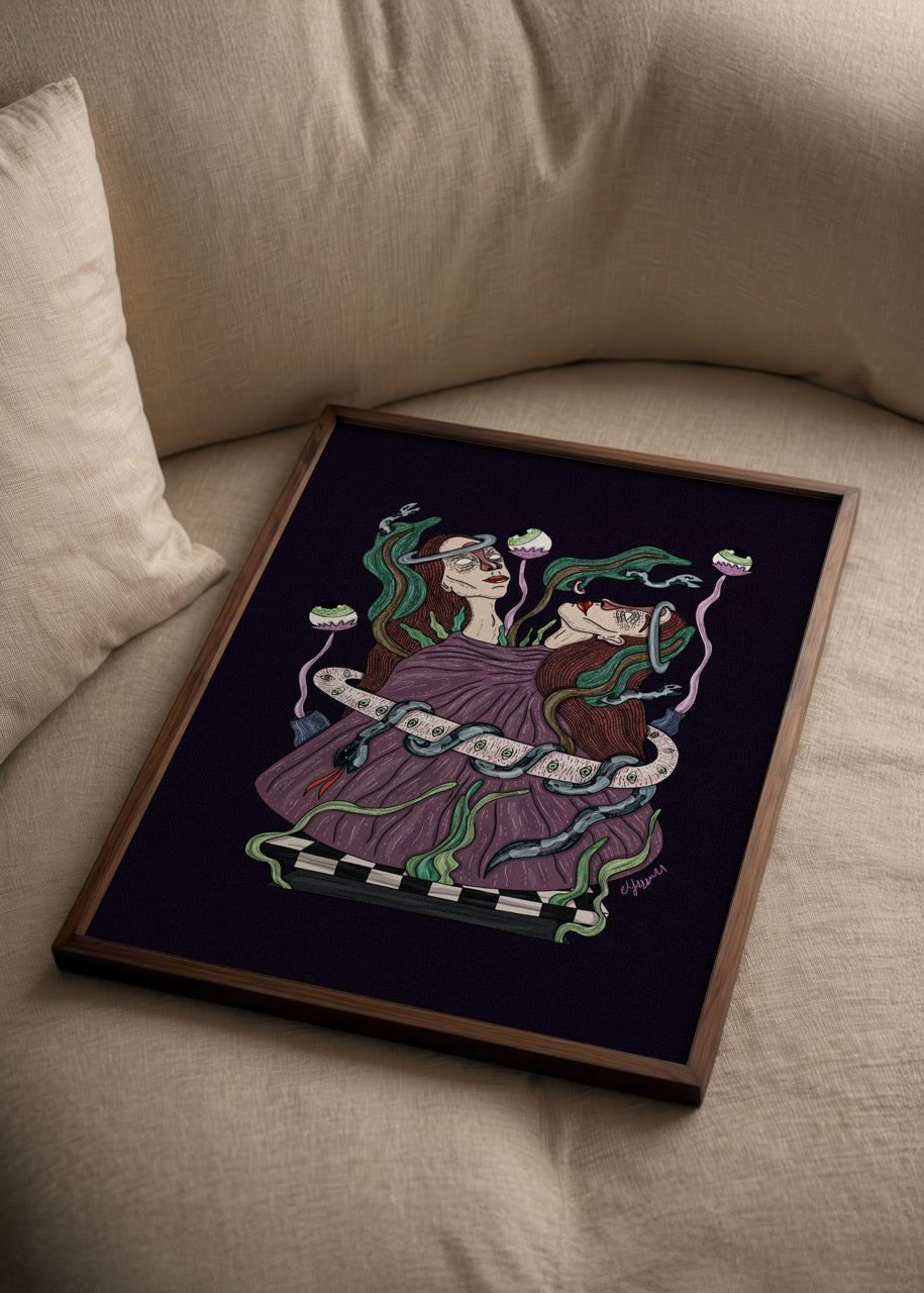 Mor zemin üzerinde iki kadın figürünün yılanlar ve göz sembolleriyle çevrelendiği sürreal illüstrasyon posteri.