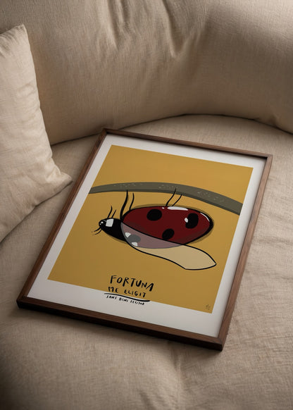 Sarı zemin üzerinde kırmızı bir uğur böceği figürüyle tasarlanmış, şansı ve umudu simgeleyen illüstrasyon posteri.