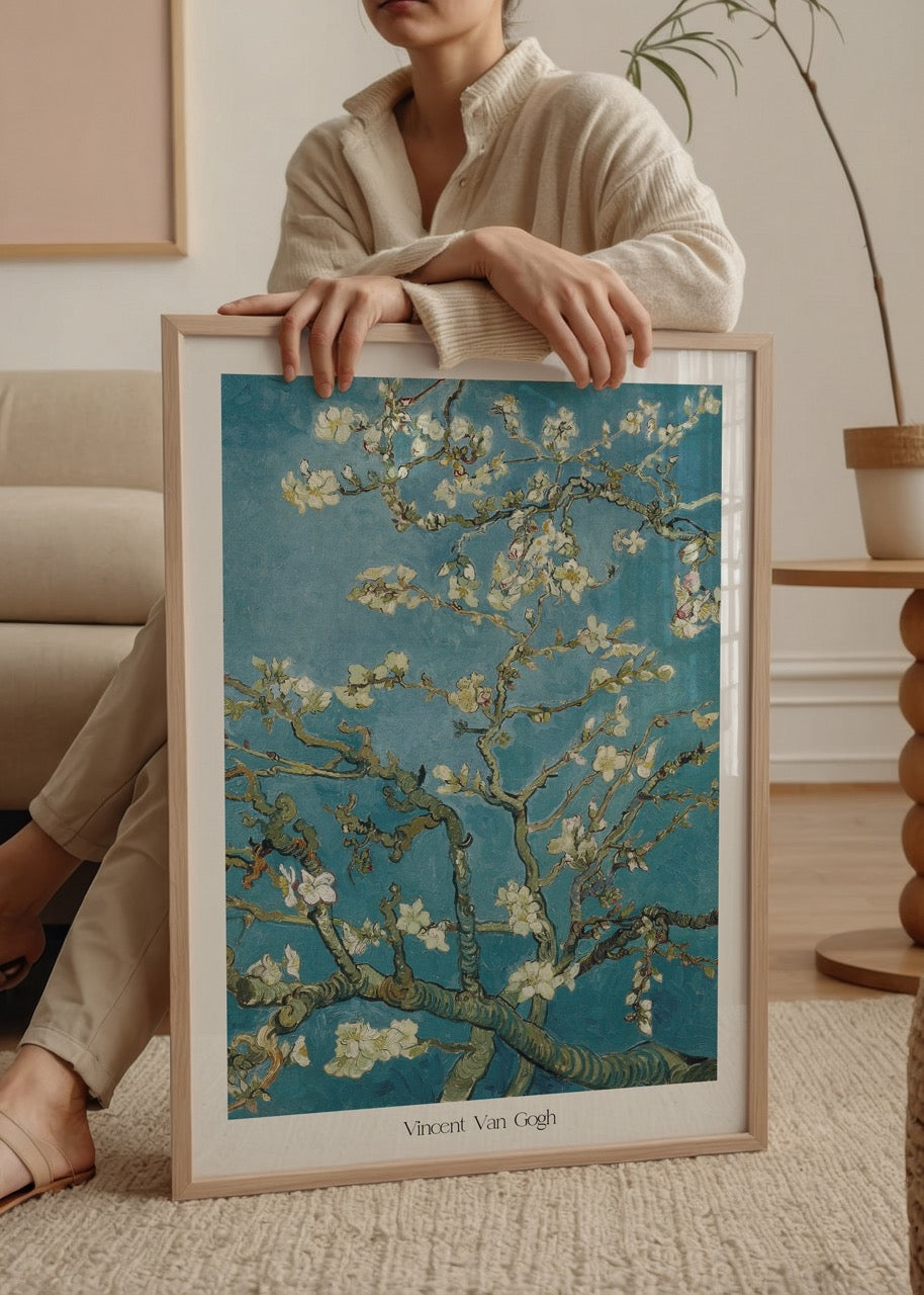 Vincent Van Gogh’un badem çiçekleri tablosundan esinlenen mavi fonlu çiçek posteri