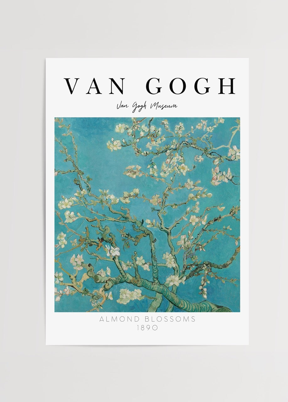 Van Gogh’un Badem Çiçekleri tablosunu gösteren modern ve zarif poster baskısı, beyaz fon üzerinde mavi arka planlı çiçek dallarıyla.
