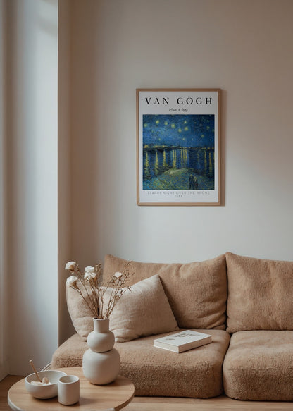 Van Gogh’un “Starry Night Over the Rhône” tablosunu gösteren sanat posteri, yıldızlı gece ve nehir yansıması.