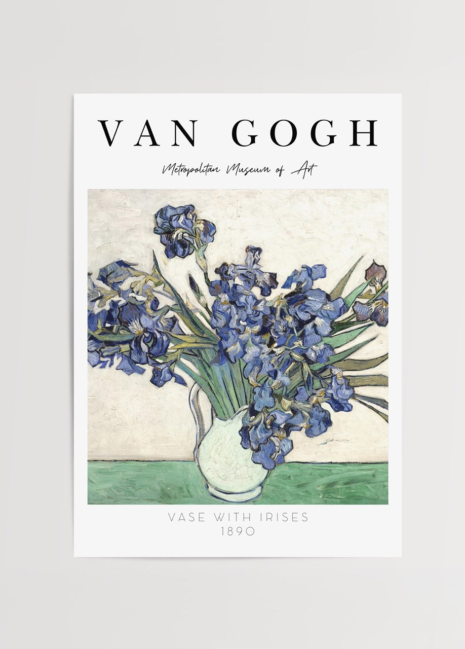 Vincent van Gogh’un 1890 tarihli “Vase with Irises” eserinden ilhamla tasarlanmış, mor sümbüllerle dolu vazo kompozisyonunu yansıtan klasik duvar posteri.