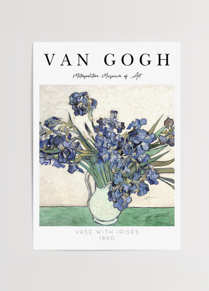 Vincent van Gogh’un 1890 tarihli “Vase with Irises” eserinden ilhamla tasarlanmış, mor sümbüllerle dolu vazo kompozisyonunu yansıtan klasik duvar posteri.