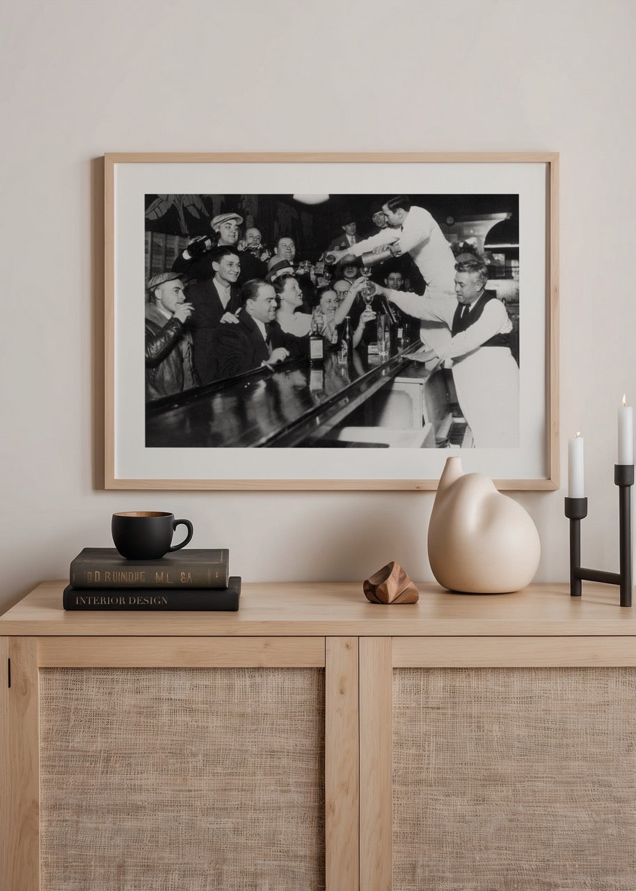 Bar tezgâhında toplanmış kalabalık ve servis yapan barmenlerle çekilmiş vintage siyah beyaz fotoğraf