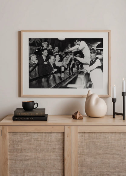 Bar tezgâhında toplanmış kalabalık ve servis yapan barmenlerle çekilmiş vintage siyah beyaz fotoğraf