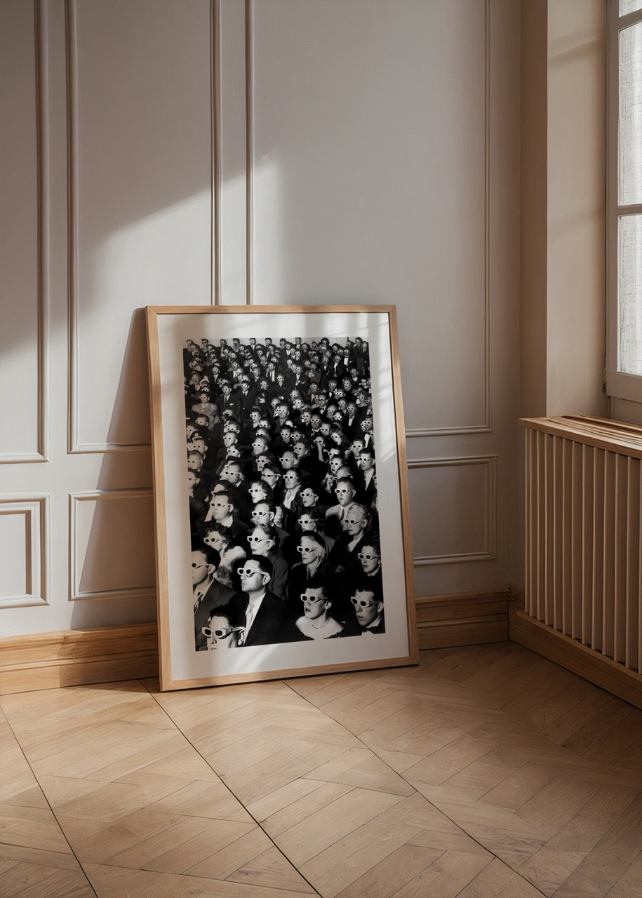 Sinema salonunda 3D gözlük takan izleyicilerin yer aldığı vintage siyah beyaz fotoğraf