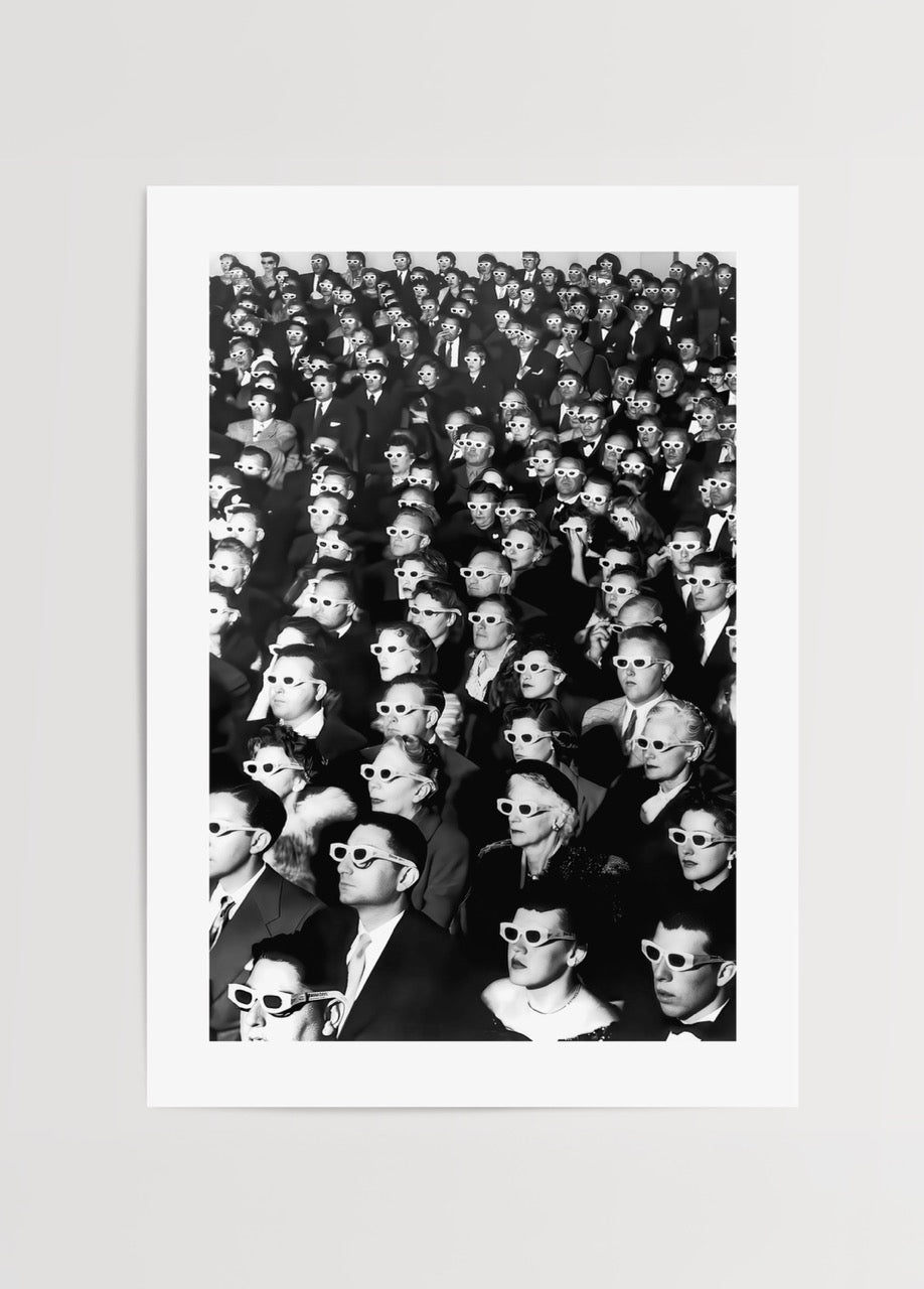 Sinema salonunda 3D gözlük takan izleyicilerin yer aldığı vintage siyah beyaz fotoğraf