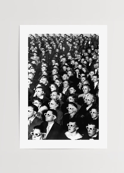 Sinema salonunda 3D gözlük takan izleyicilerin yer aldığı vintage siyah beyaz fotoğraf