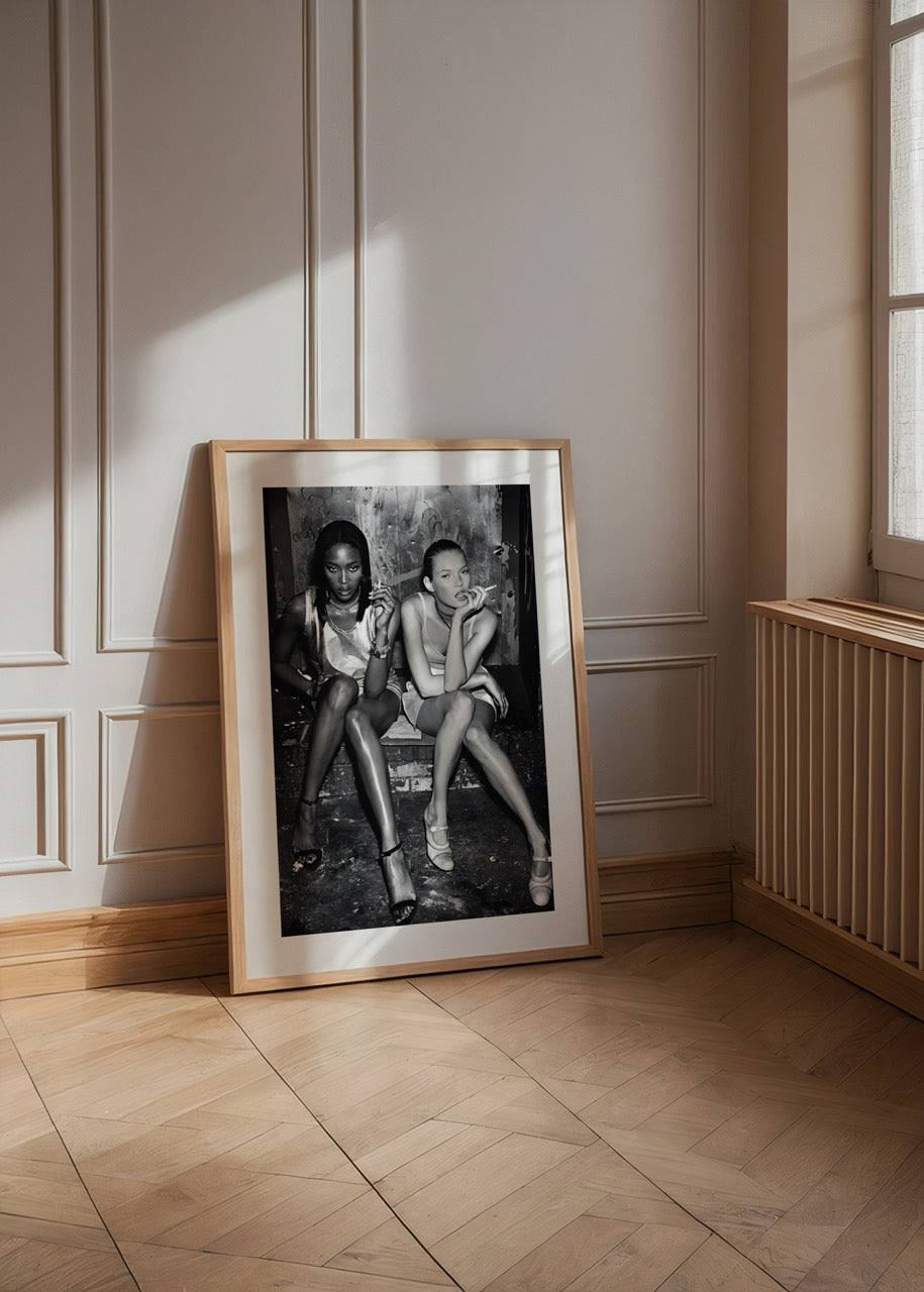 Kate Moss ve Naomi Campbell’ın yer aldığı 90’lar dönemine ait siyah beyaz moda fotoğrafı