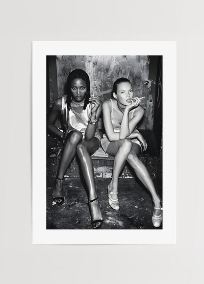 Kate Moss ve Naomi Campbell’ın yer aldığı 90’lar dönemine ait siyah beyaz moda fotoğrafı