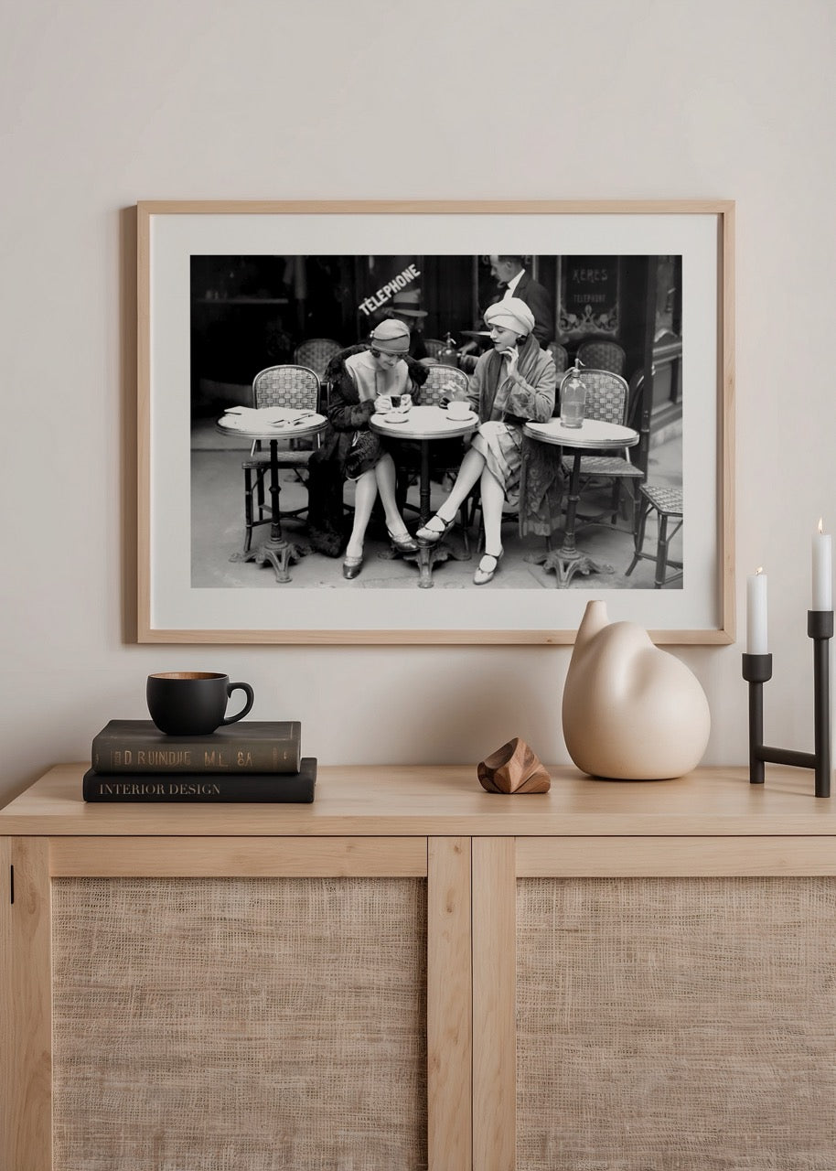 Paris sokaklarında bir kafede oturan iki kadını gösteren vintage siyah beyaz fotoğraf