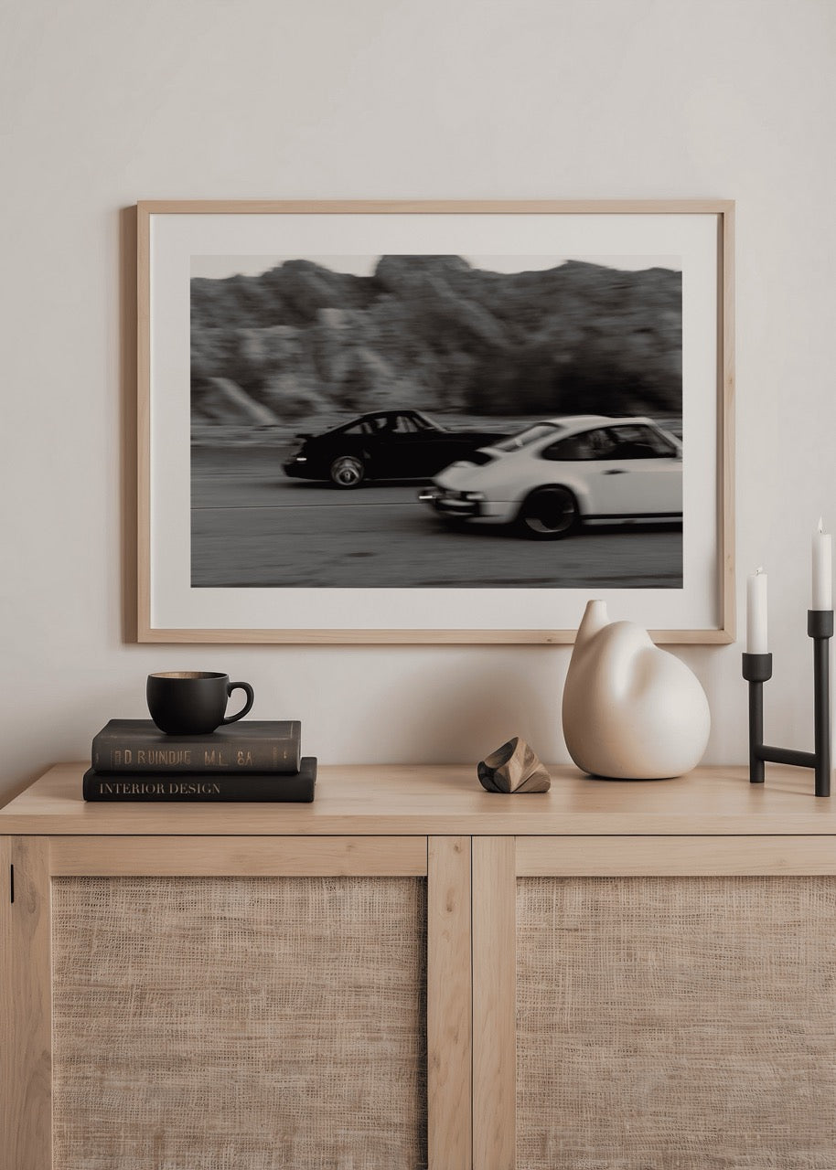 Yarış sırasında Porsche 911 modellerini gösteren vintage siyah beyaz otomobil fotoğrafı