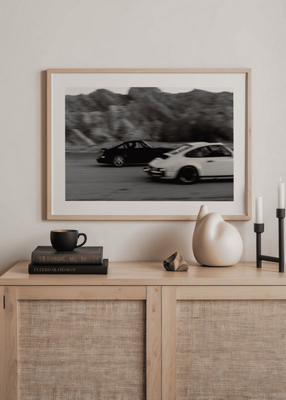 Yarış sırasında Porsche 911 modellerini gösteren vintage siyah beyaz otomobil fotoğrafı