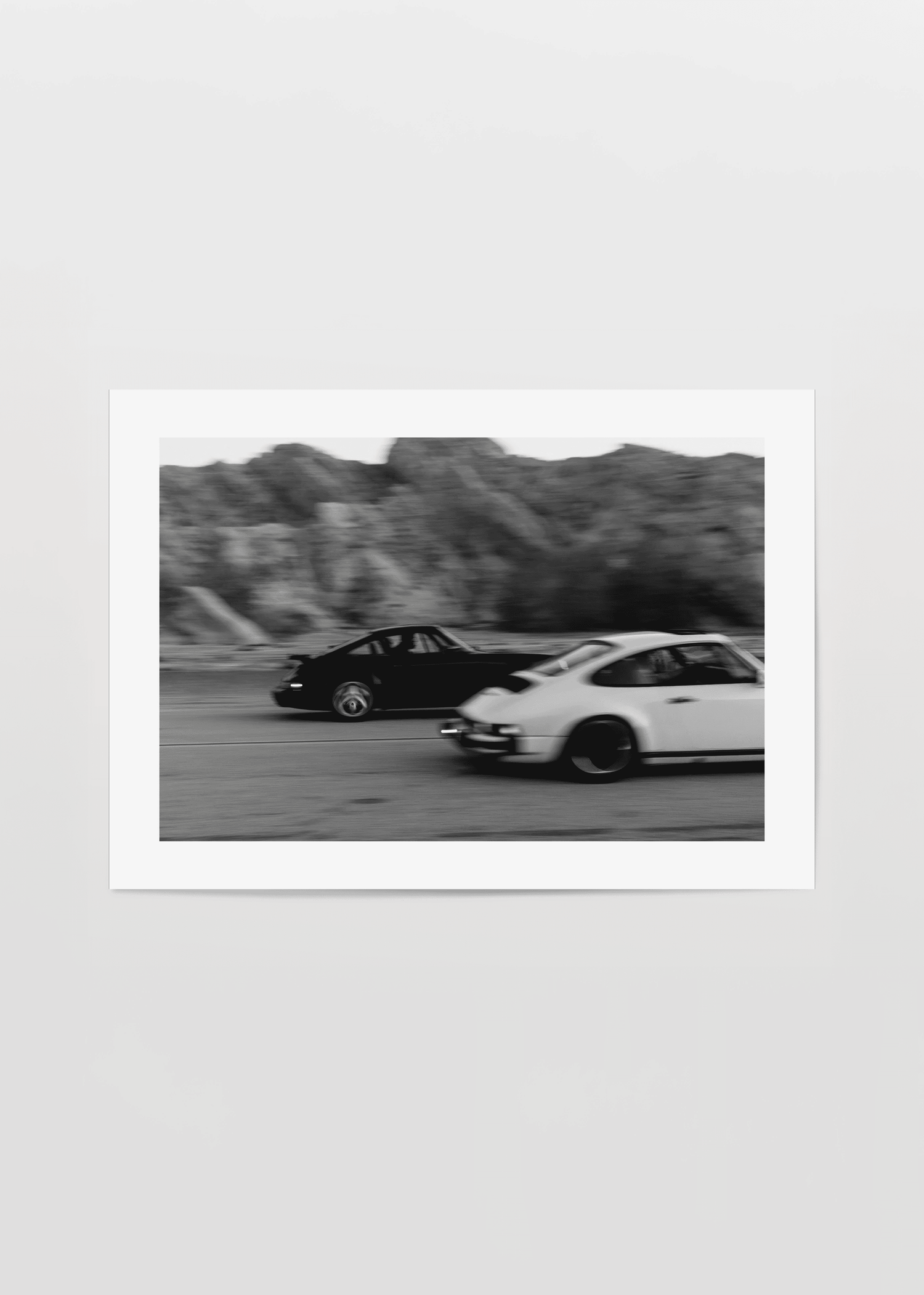 Yarış sırasında Porsche 911 modellerini gösteren vintage siyah beyaz otomobil fotoğrafı
