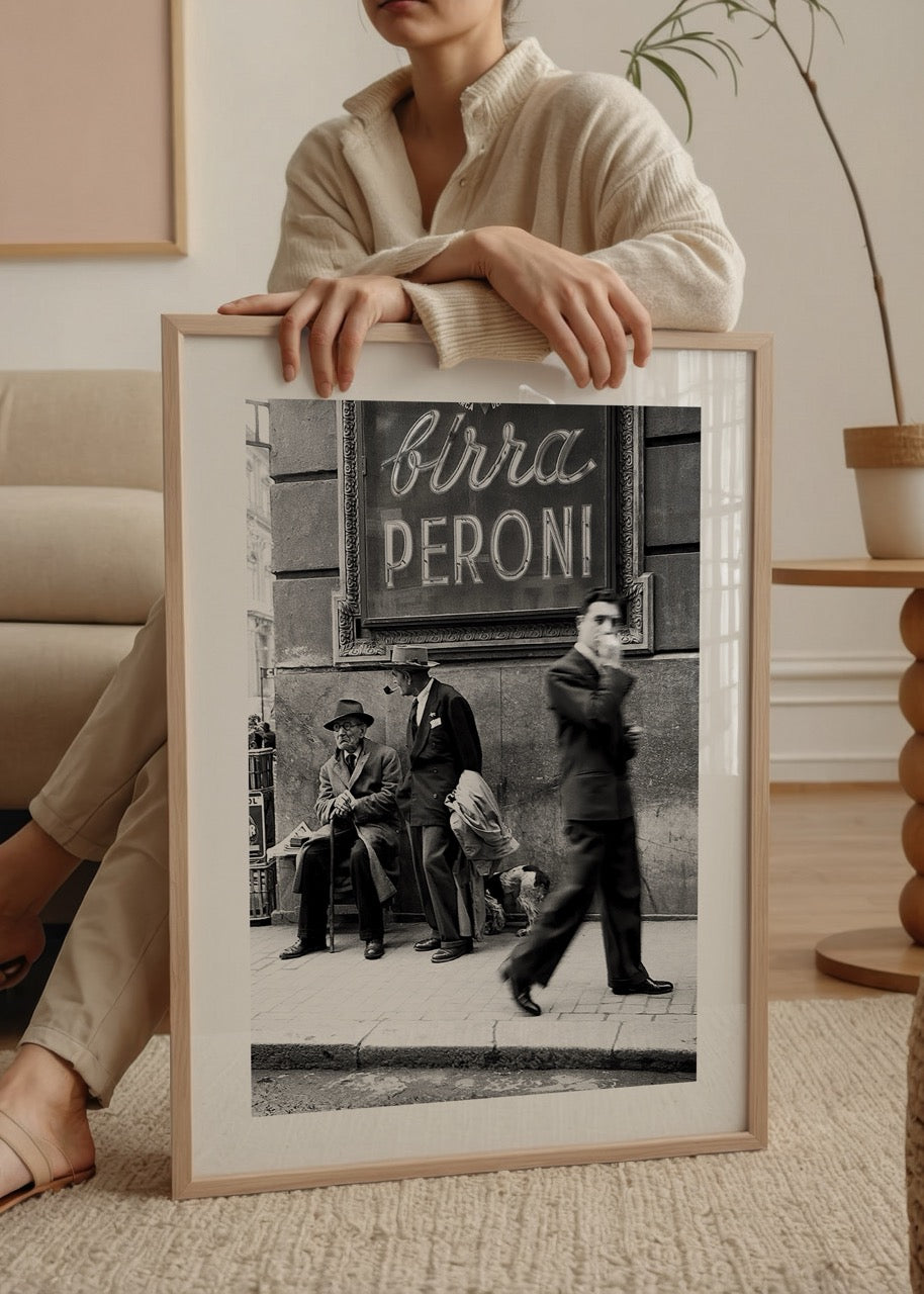 Kaldırımda bekleyen insanlar ve yürüyen figürle çekilmiş vintage siyah beyaz sokak fotoğrafı