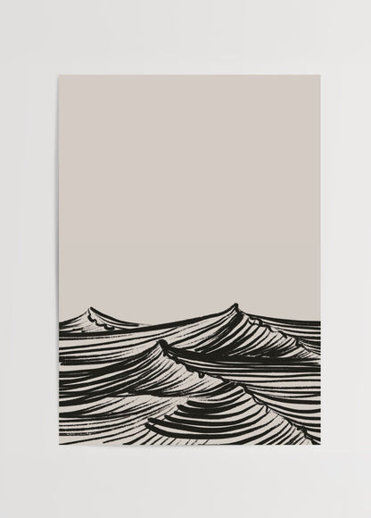 Bej zemin üzerinde siyah çizgilerle dalga desenli minimalist duvar posteri.