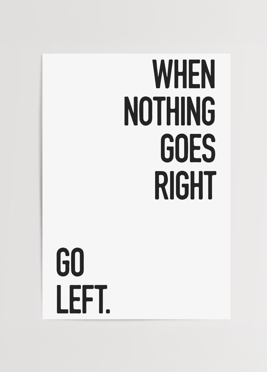 Beyaz zemin üzerinde siyah tipografiyle tasarlanmış “When Nothing Goes Right Go Left” minimalist motivasyon posteri