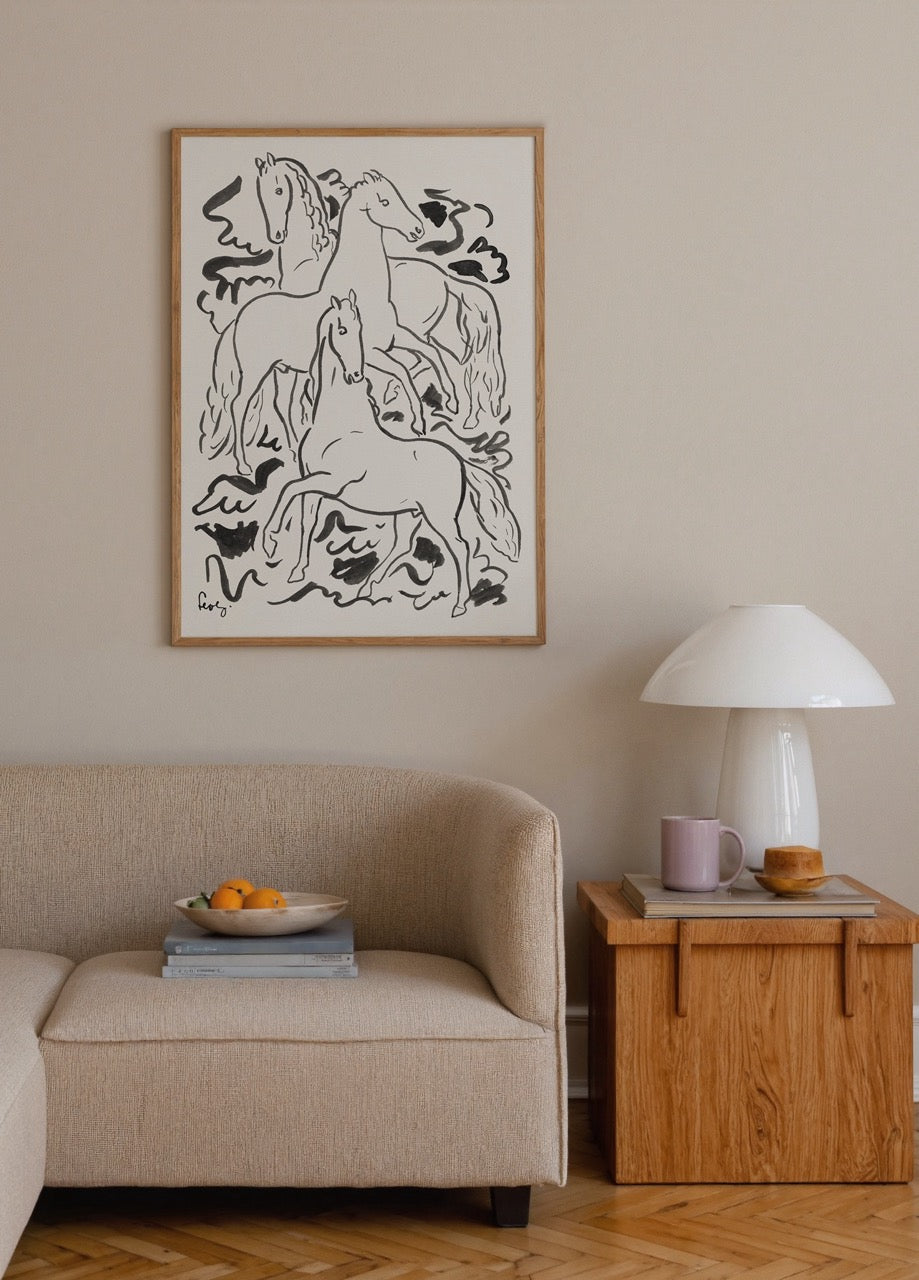 Siyah mürekkep çizgileriyle tasvir edilmiş dört at figürünü betimleyen minimalist ve ekspresif sanat posteri.