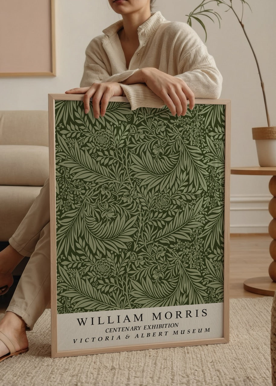 Yeşil bitki desenli William Morris sergi posteri – Victoria &amp; Albert Müzesi.