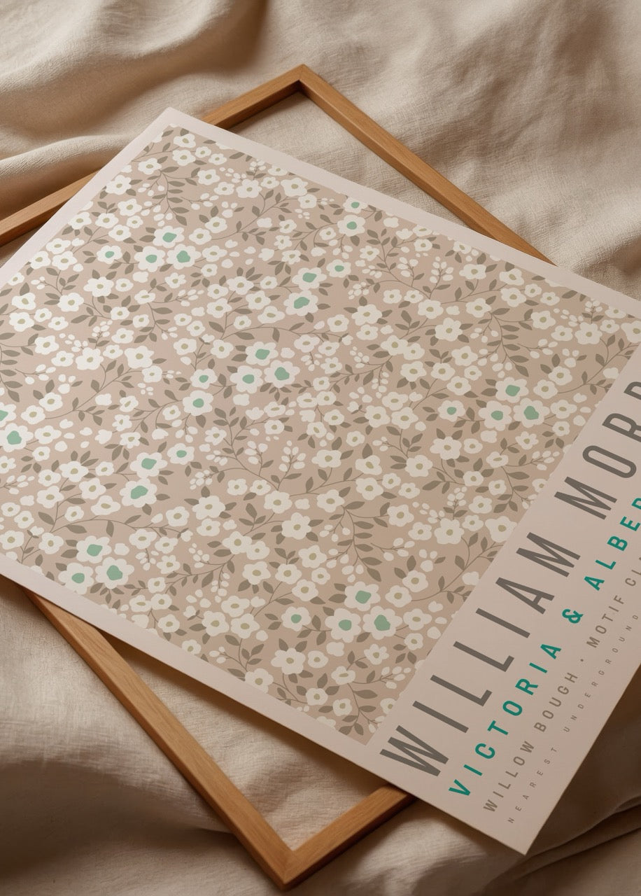 William Morris çiçek desenli poster, beyaz küçük çiçekler ve pastel bej arka planlı dekoratif duvar posteri