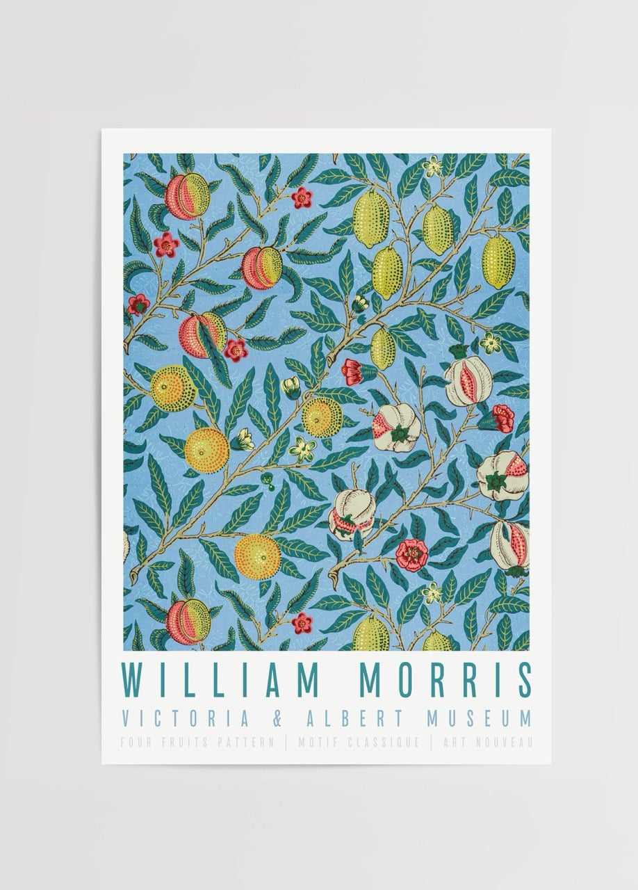 William Morris Four Fruits posteri, mavi zemin üzerine renkli meyve ve yaprak desenli sanat baskısı