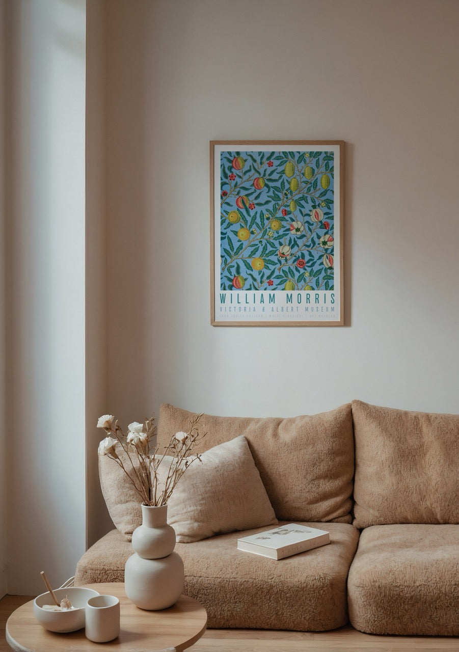 William Morris Four Fruits posteri, mavi zemin üzerine renkli meyve ve yaprak desenli sanat baskısı