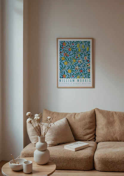 William Morris Four Fruits posteri, mavi zemin üzerine renkli meyve ve yaprak desenli sanat baskısı