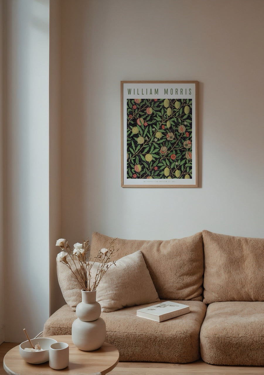 William Morris Fruit posteri, siyah zemin üzerinde renkli meyve ve yaprak desenleriyle sanat baskısı