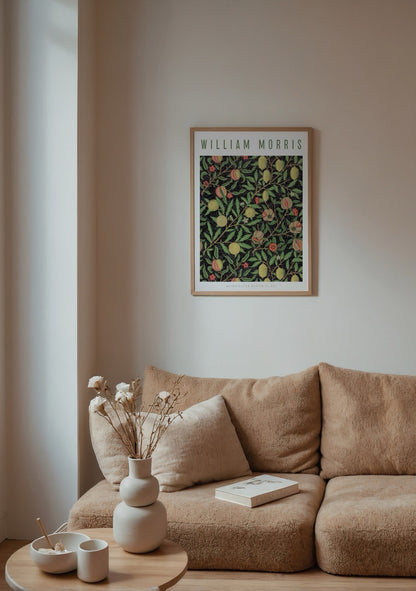 William Morris Fruit posteri, siyah zemin üzerinde renkli meyve ve yaprak desenleriyle sanat baskısı