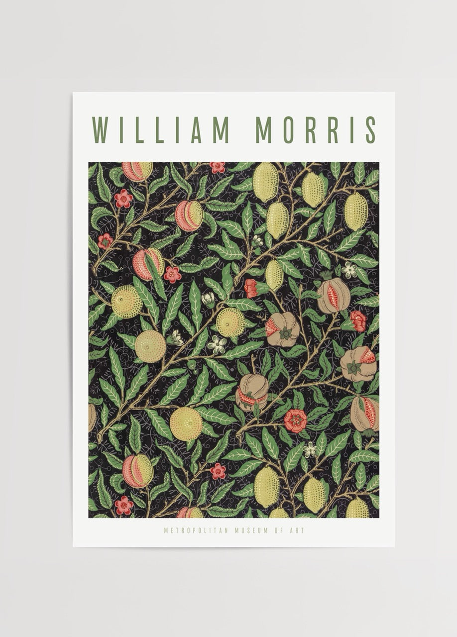 William Morris Fruit posteri, siyah zemin üzerinde renkli meyve ve yaprak desenleriyle sanat baskısı