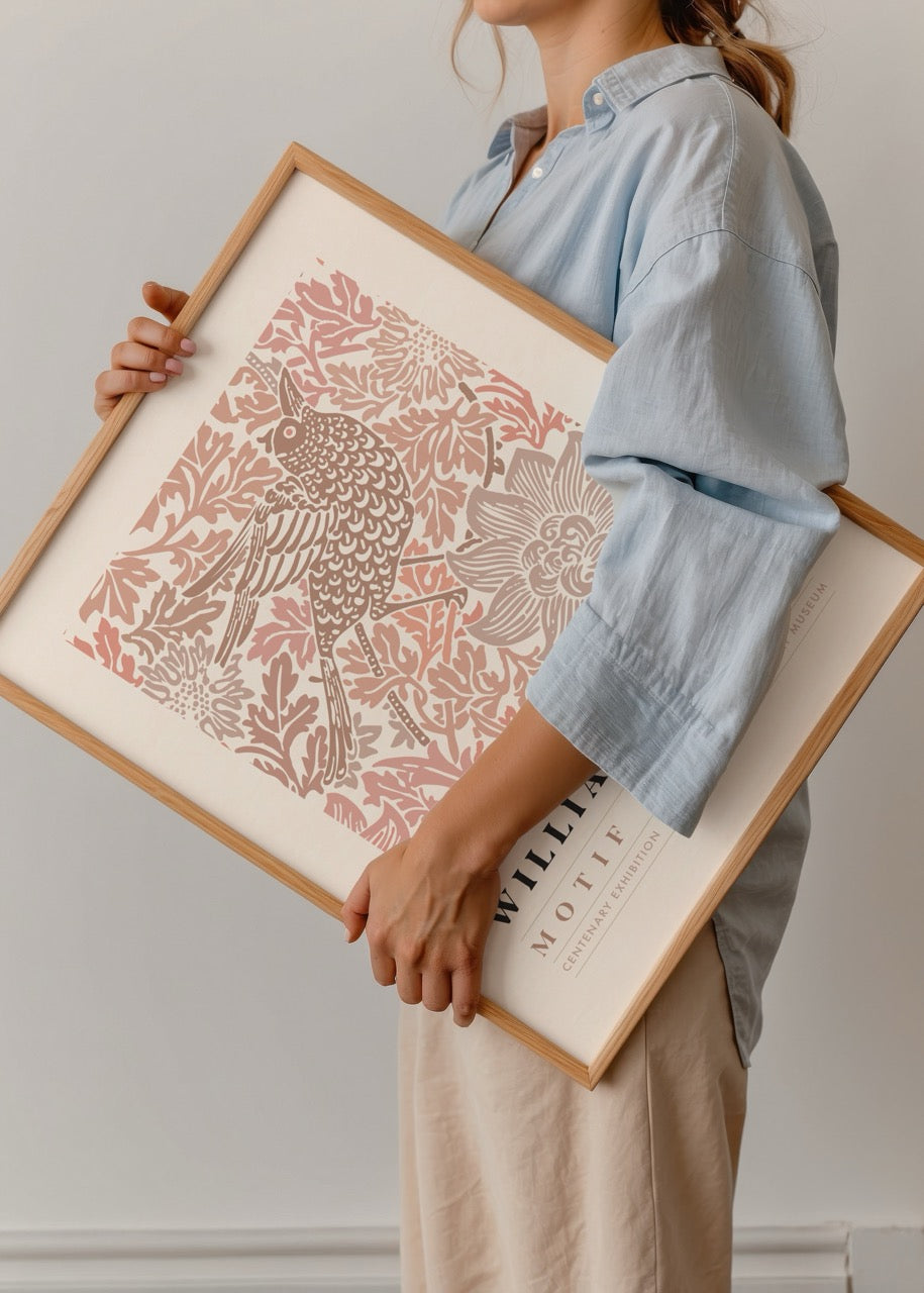 William Morris kuşlu floral motifli poster, pembe ve kahverengi desenli vintage sanat baskısı