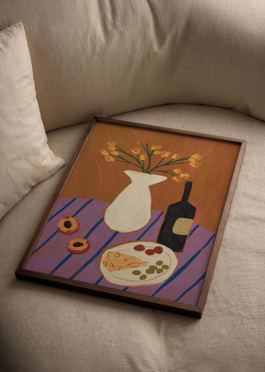 Şarap şişesi, peynir tabağı ve çiçekli vazonun yer aldığı sıcak tonlu masa illüstrasyonu