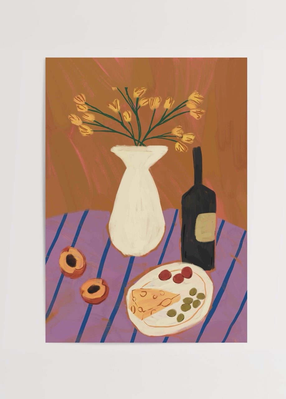 Şarap şişesi, peynir tabağı ve çiçekli vazonun yer aldığı sıcak tonlu masa illüstrasyonu