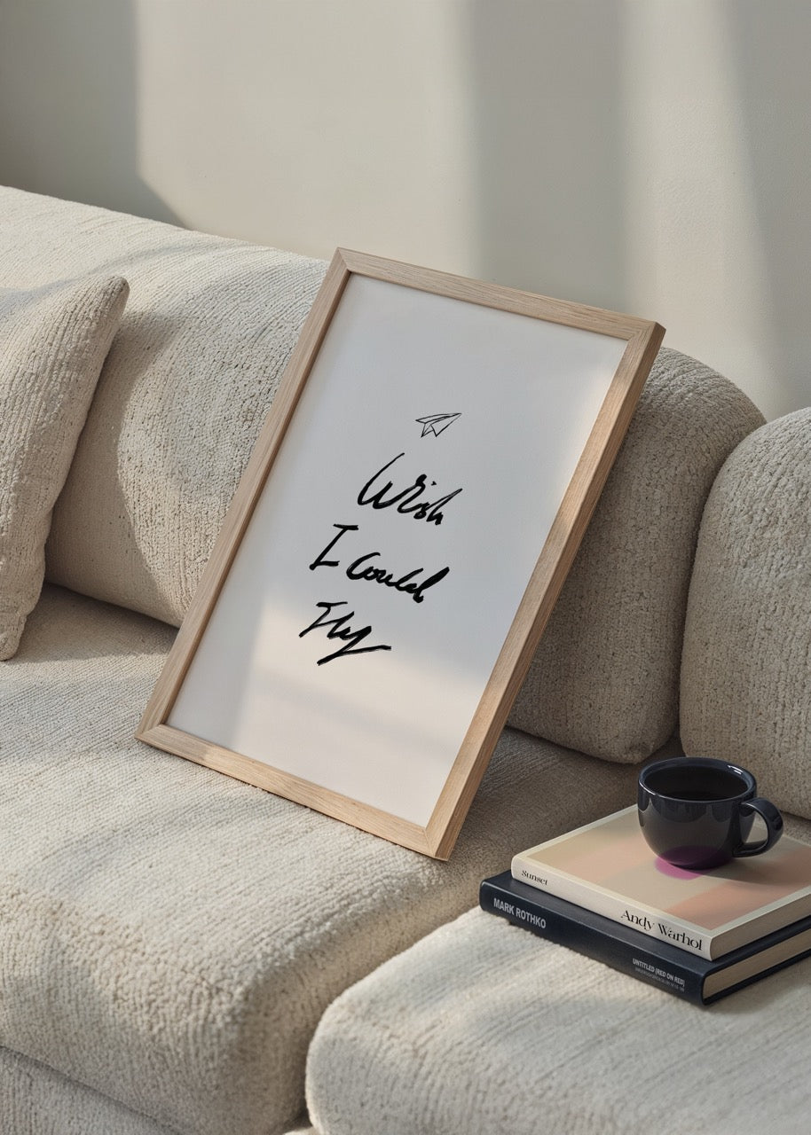 “Wish I Could Fly” yazısı ve kağıt uçak çizimiyle tasarlanmış, el yazısı tipografili sade ve anlamlı minimal duvar posteri.