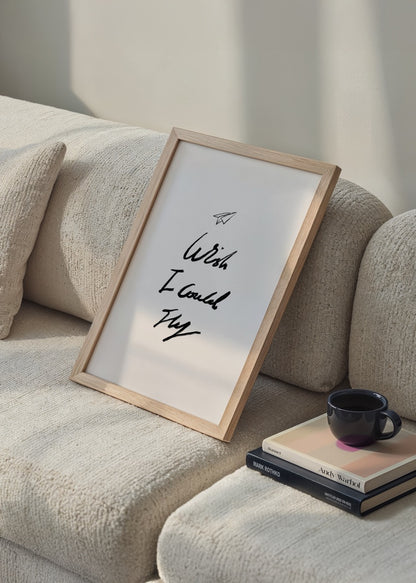 “Wish I Could Fly” yazısı ve kağıt uçak çizimiyle tasarlanmış, el yazısı tipografili sade ve anlamlı minimal duvar posteri.