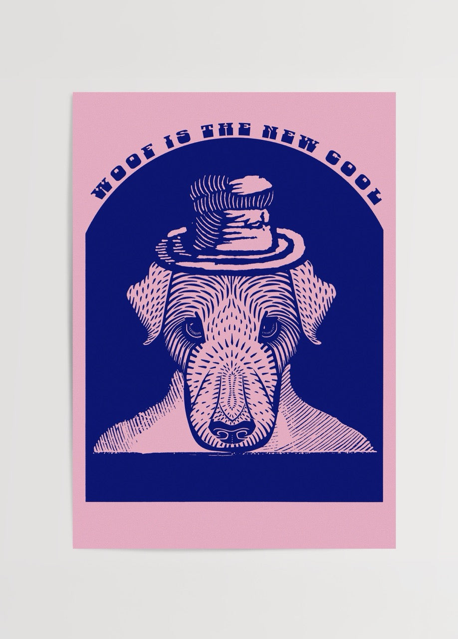 Şeyda Temel Nalçakan’ın “Woof is the New Cool” adlı, pembe ve lacivert tonlarda, şapkalı köpek figürlü dijital kolaj posteri.